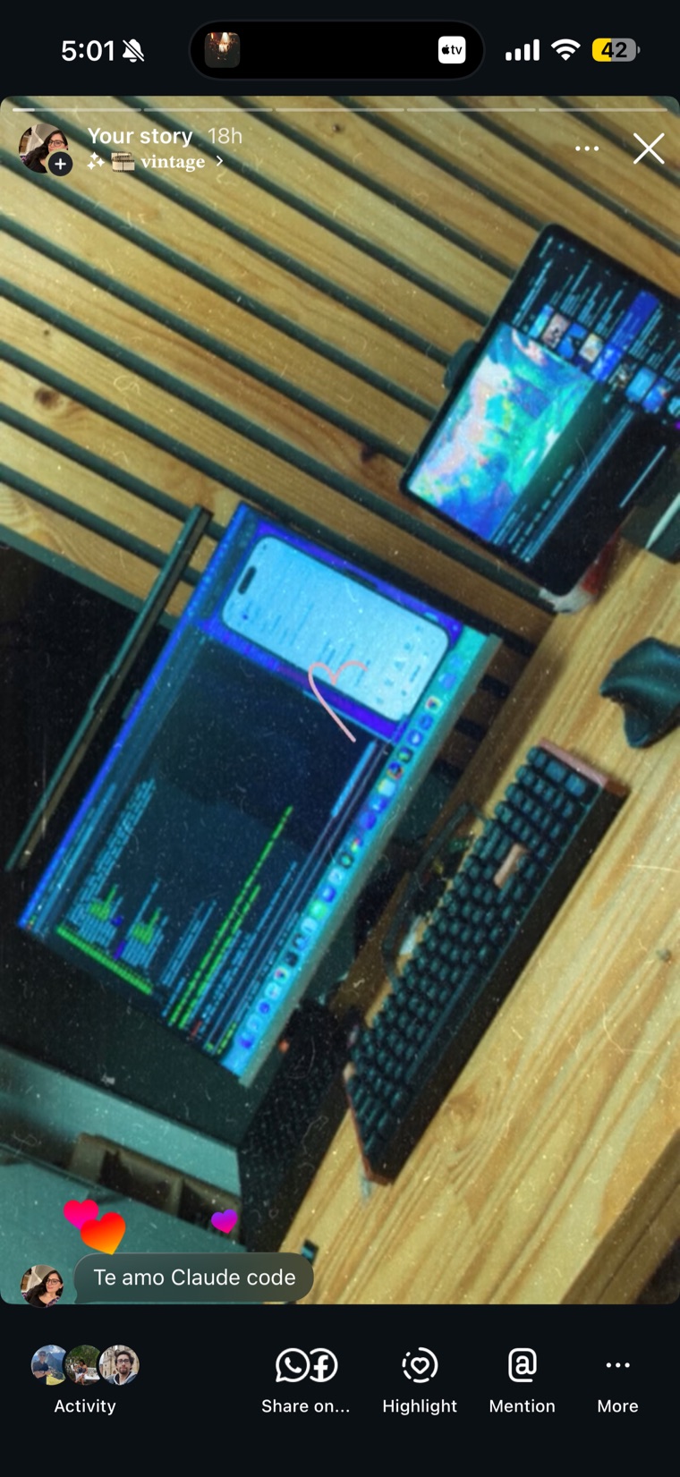 Historia de Instagram: foto cenital de un escritorio de madera con un laptop corriendo Claude Code, una tablet y un teclado mecánico, con el texto 'Te amo Claude code'.